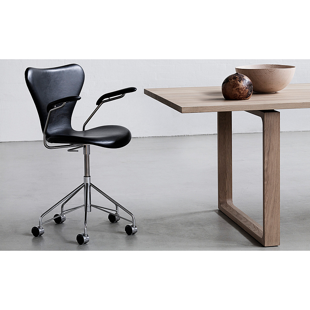 SERIES 7 CHAIR 3217｜フリッツ・ハンセン｜コンフォートQ｜阪急百貨店