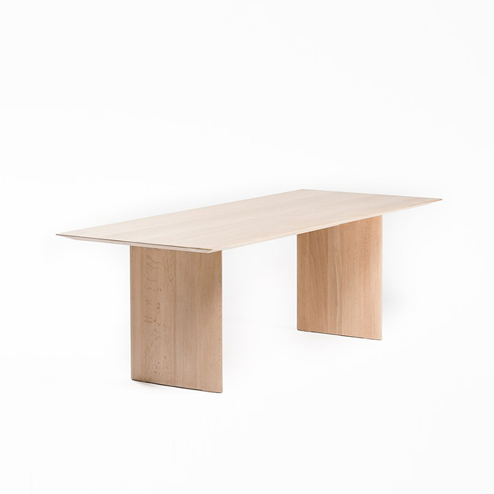 A TABLE IN THE SILENT FOREST｜タイム アンド スタイル｜コンフォート