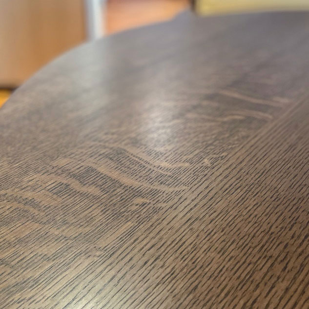 柏木工と木のはなし_トラフのあるダイニングテーブルに着色を施したもの。虎斑とそうでないところで色の乗り方が違うため、より重厚感のある「虎柄」を味わえる