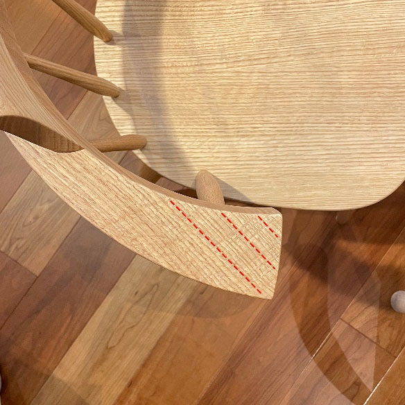 柏木工と木のはなし_ケイ-ウィンザーチェアの背は曲木と削り出しを組み合わせて作られている。アーム部は削り出しで、赤い破線の通り、木目がつながっていない様子がわかる
