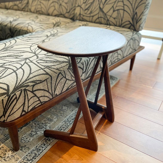 柏木工と木のはなし_SENSUサイドテーブル。デザイン性のある脚が天板まで貫くデザイン