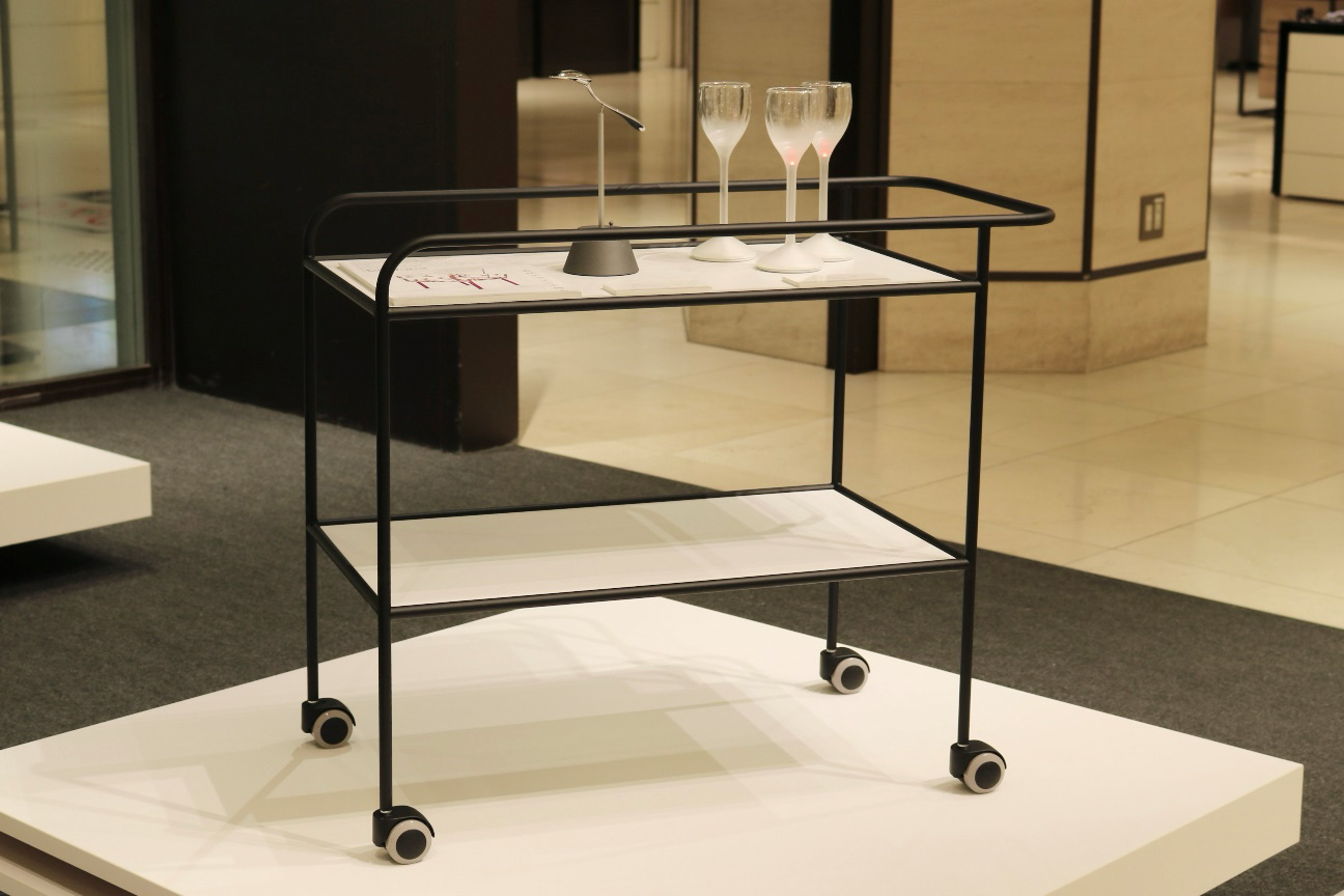 倉俣史朗_shirokuramata_スチールパイプドリンクトロリー_ steelpipedrinktrolley トロリー_ trolley_ワゴン_wagon ポストモダン_postmodern_モダンデザイン_moderndesign_メンフィス 倉俣デザインを飾る_阪急うめだ本店