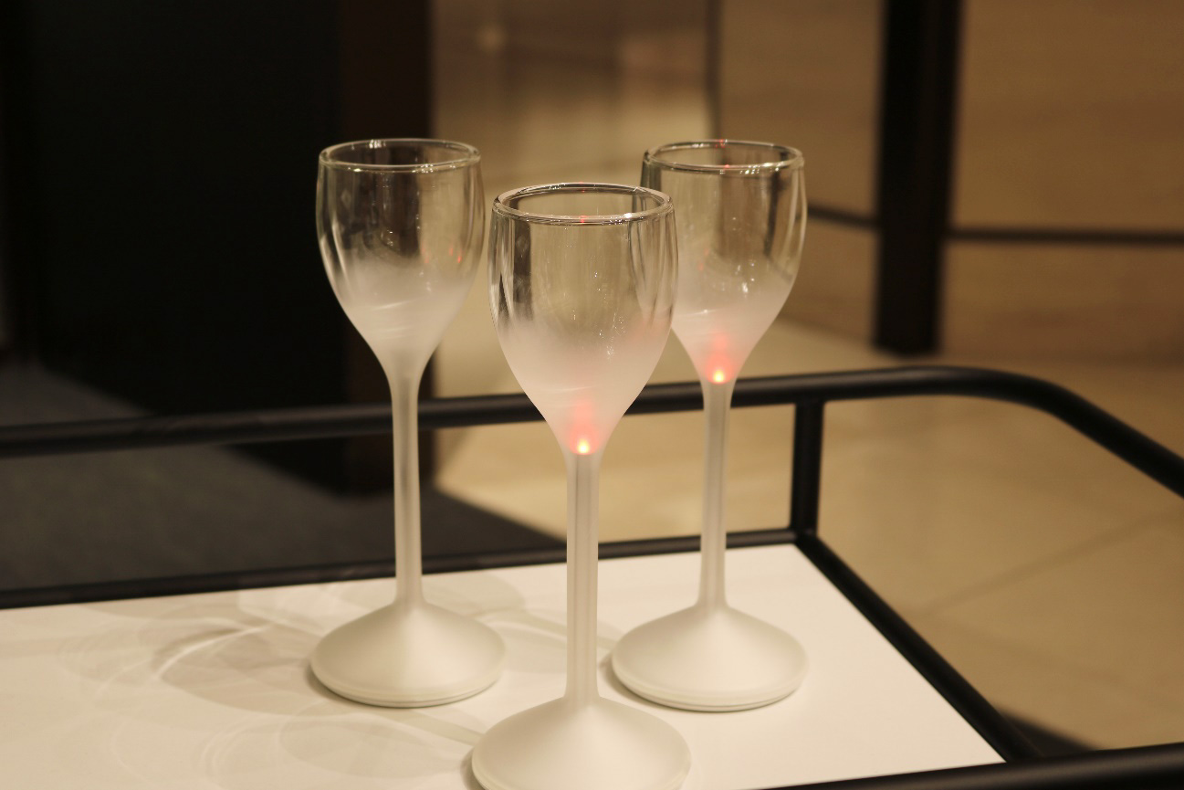 倉俣史朗_shirokuramata_サンバM_sambaM ワイングラス_wineglass_テーブルランプ _tablelamp_テーブルライト_tablelight ポストモダン_postmodern_モダンデザイン_moderndesign_メンフィス 倉俣デザインを飾る_阪急うめだ本店