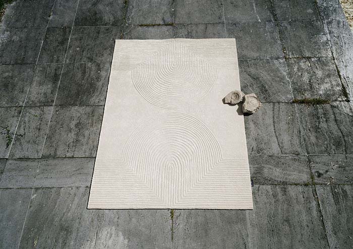 クリスチャン・フィッシュバッハから発売されている「Benu Sea Carpet Collection」カーペットコレクション_トライバルな模様がカービングによって表現されているKibo